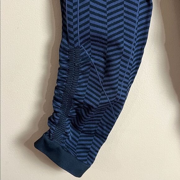 Lululemon Women’s Size 4 Black & Purple Gray Chevron Cropped Capri Leggings - Picture 2 of 6